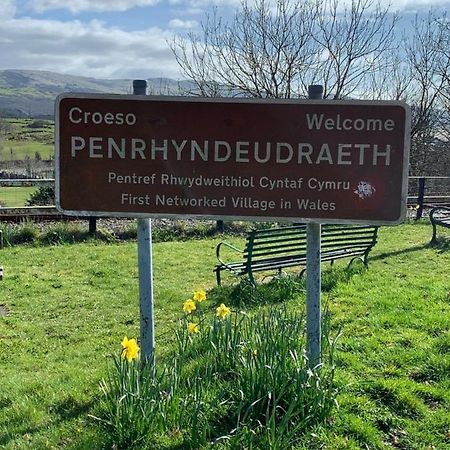 Snowdonia Rock Cottage - Cosy And Pet Friendly Penrhyndeudreath Zewnętrze zdjęcie