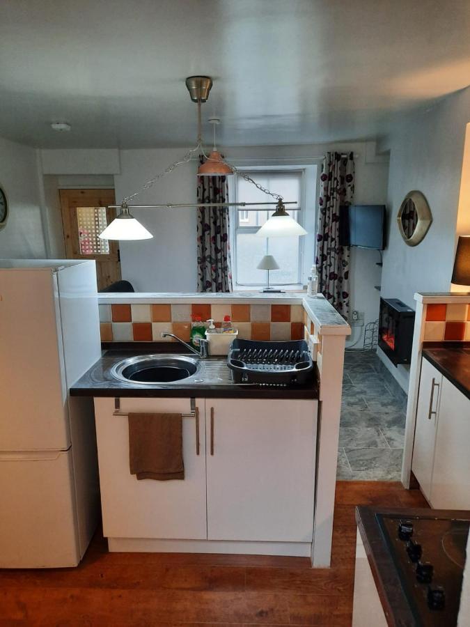 Snowdonia Rock Cottage - Cosy And Pet Friendly Penrhyndeudreath Zewnętrze zdjęcie