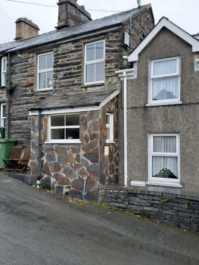 Snowdonia Rock Cottage - Cosy And Pet Friendly Penrhyndeudreath Zewnętrze zdjęcie