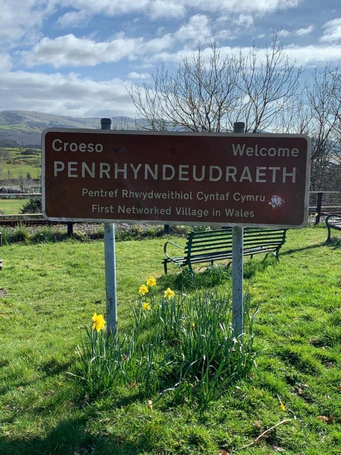 Snowdonia Rock Cottage - Cosy And Pet Friendly Penrhyndeudreath Zewnętrze zdjęcie